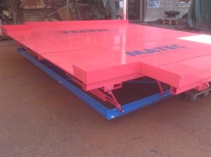 MATEC-Vibrotisch Länge 5500 mm, Breite 4600 mm, Bauhöhe nur 550 mm, Zwillingsantrieb MATEC Antrieb 3, 2x4 kW, frequenzgeregelt